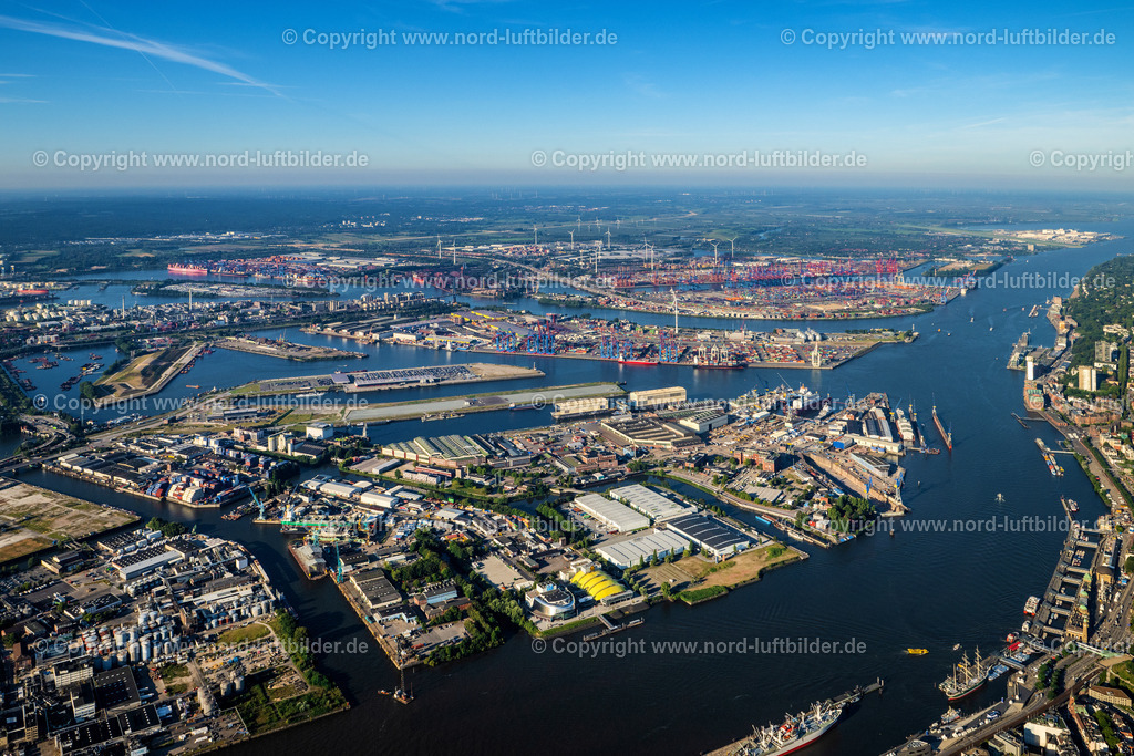 Hamburg_Steinwerder_ELS_9739070923 | HAMBURG 09.08.2023 Hafenanlagen am Ufer des Hafenbeckens im Stadtteil Steinwerder in Hamburg. // Port facilities on the banks of the harbor basin in the Steinwerder district in Hamburg. Foto: Martin Elsen