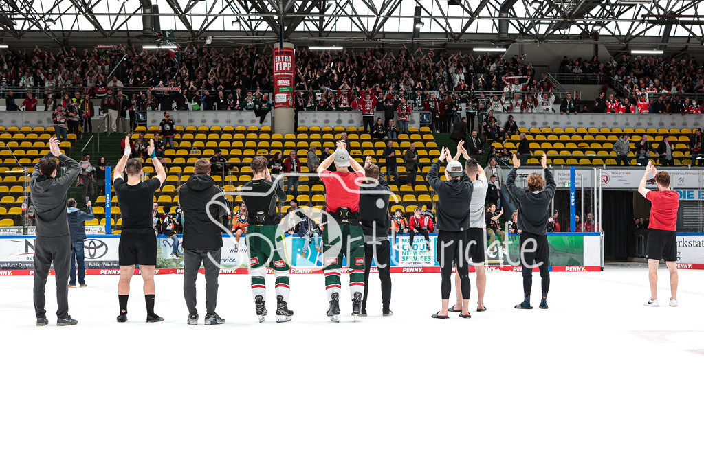 Löwen Frankfurt - Augsburger Panther | Die Spieler der Augsburger Panther bedanken sich bei den mitgereisten Fans