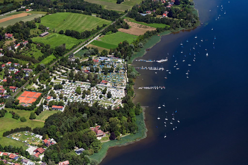 dr__0044011.jpg | UTTING AM AMMERSEE 18.06.2024 Wohnwagen und Zelte- Campingplatz - und Zeltplatz Campingplatz Utting am Ammersee in Utting am Ammersee im Bundesland Bayern, Deutschland. Weiterführende Informationen bei: Campingplatz Utting am Ammersee. // Camping with caravans and tents in Utting am Ammersee in the state Bavaria, Germany. Further information at: Campingplatz Utting am Ammersee. Foto: Daniel Reiter