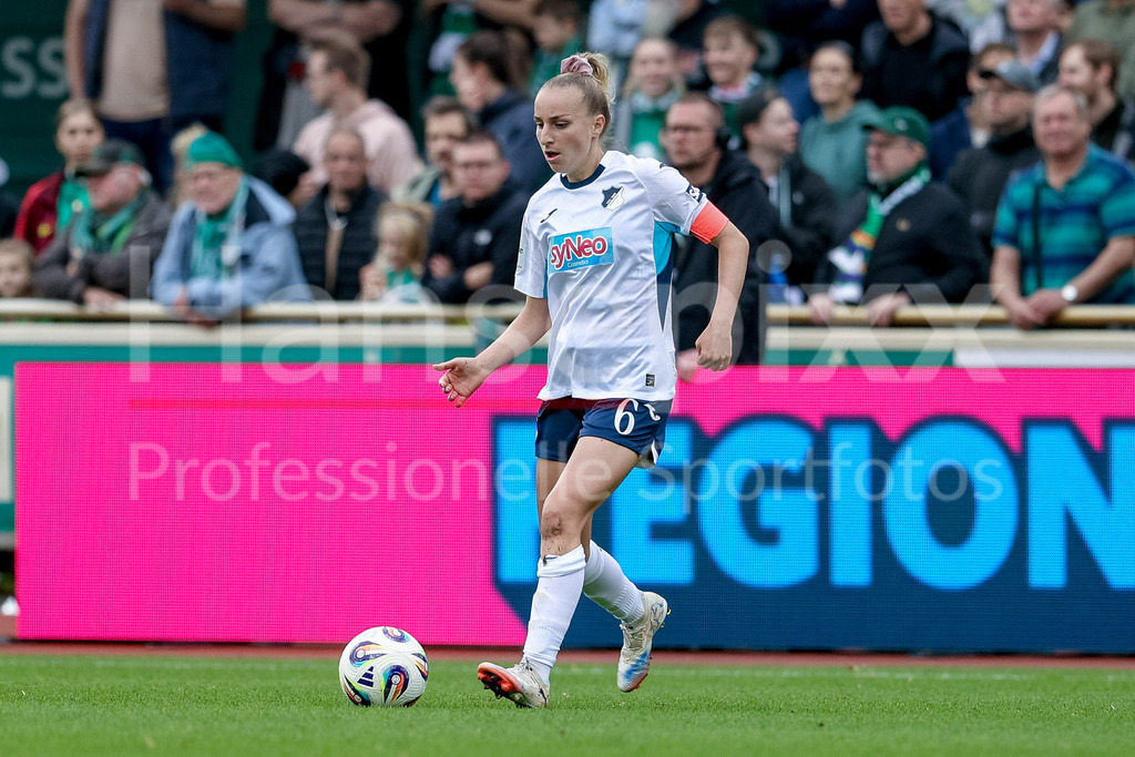 Fussball, Google Pixel Frauen-Bundesliga, SV Werder Bremen - TSG 1899 Hoffenheim | Vanessa Diehm (TSG 1899 Hoffenheim, 6) am Ball, Freisteller, Einzelbild, Ganzkörper, Aktion, Action, Spielszene, DIE DFB-RICHTLINIEN UNTERSAGEN JEGLICHE NUTZUNG VON FOTOS ALS SEQUENZBILDER UND/ODER VIDEOÄHNLICHE FOTOSTRECKEN. DFB REGULATIONS PROHIBIT ANY USE OF PHOTOGRAPHS AS IMAGE SEQUENCES AND/OR QUASI-VIDEO.