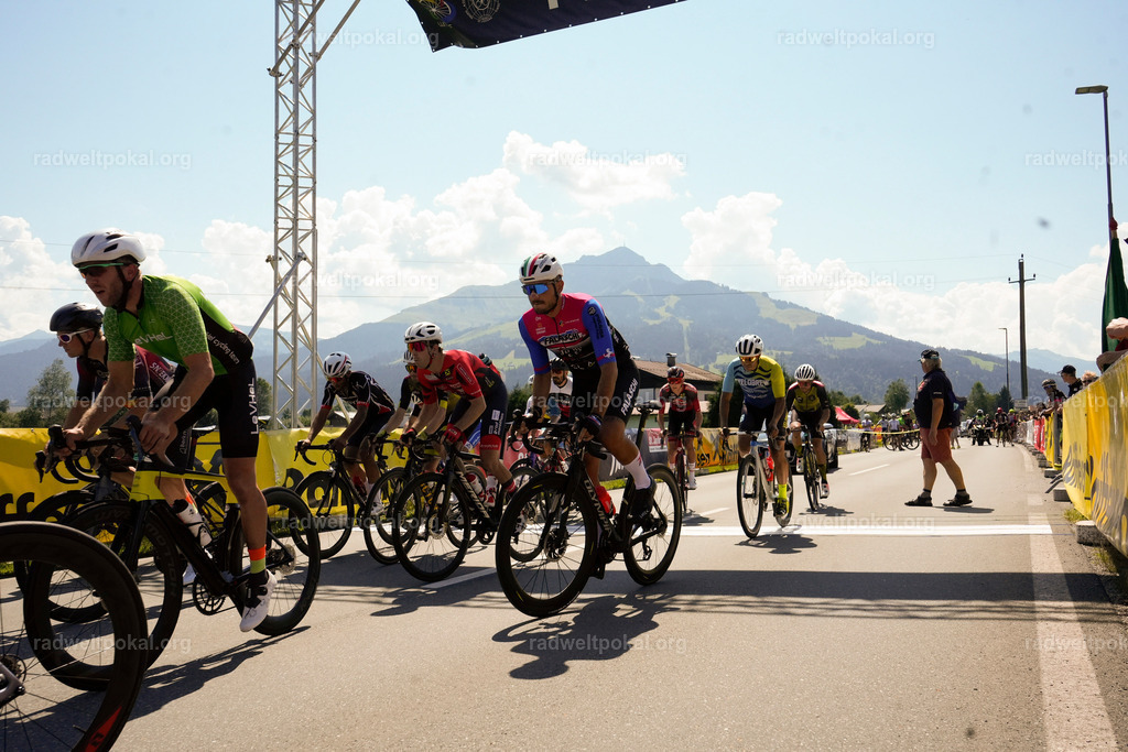 138_20230817_Bewerb_Maenner_Muehlanger | AUT - OESTERREICH, 2023-08-16: SPORT RENNRAD-FAHREN - 55. INTERNATIONALER RADWELTPOKAL IN ST. JOHANN IN TIROL  - Vintage-Radrennen mit WM-Bronze-Medaillen-Siegerin Christina Schweinberger, den Teilnehmer und Alexander Baumann (vom Orginastions-Team) - TAG 2 BEWERB MAENNER IN SECHS GRUPPEN  ; Foto: Roland Muehlanger