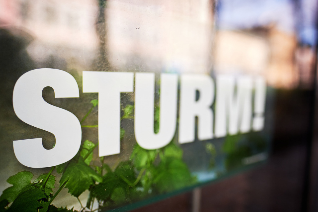 Angebot Sturm im Schaufenster des Lokales | Wien, Austria - April 01, 2021: entlang der Wiener Gürtel Straße; Angebot Sturm im Schaufenster des Lokales. - Realisiert mit Pictrs.com