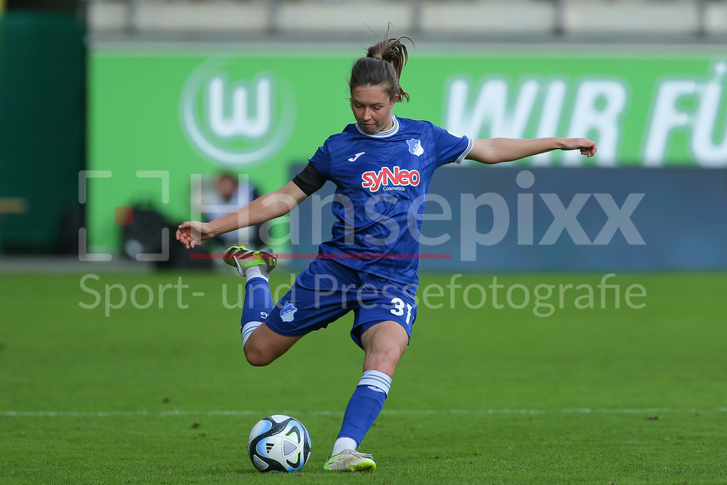 Fussball, Google Pixel Frauen-Bundesliga, VfL Wolfsburg - TSG 1899 Hoffenheim | v.li.: Jana Feldkamp (TSG 1899 Hoffenheim, 31) am Ball, Freisteller, Einzelbild, Ganzkörper, Aktion, Action, Spielszene, DIE DFB-RICHTLINIEN UNTERSAGEN JEGLICHE NUTZUNG VON FOTOS ALS SEQUENZBILDER UND/ODER VIDEOÄHNLICHE FOTOSTRECKEN. DFB REGULATIONS PROHIBIT ANY USE OF PHOTOGRAPHS AS IMAGE SEQUENCES AND/OR QUASI-VIDEO.
