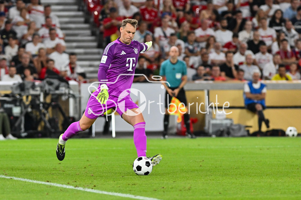 VfB Stuttgart - FC Bayern München | am BAll Manuel NEUER (FC Bayern Muenchen 1) / Einzelfoto / Freisteller / Franz-Beckenbauer Supercup: VfB Stuttgart - FC Bayern München; MHP Arena am 16.08.2025