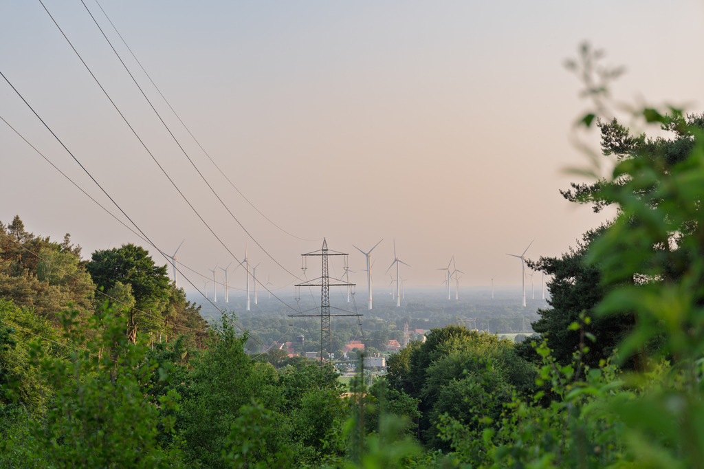 Erneuerbare Energieen | Windräder und Hochspannungsleitung bei Ibbenbüren - Realisiert mit Pictrs.com