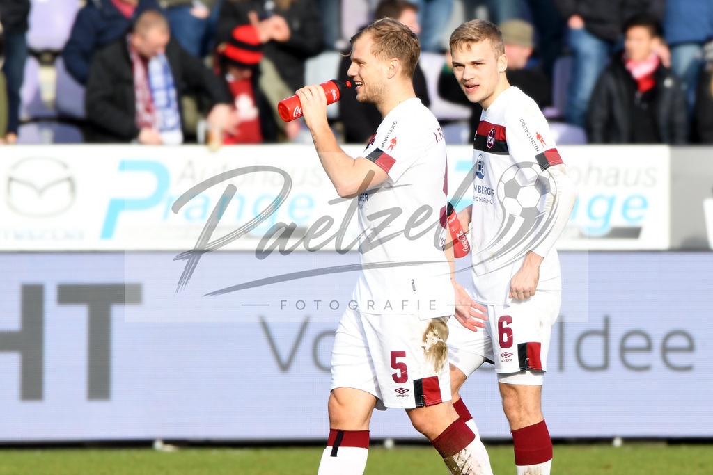 20200208_OSNFCN_0115 | Fußball, Herren: Johannes Geis (1. FC Nuernberg) und Tim Handwerker (1. FC Nuernberg) schauen waehrend des Spiels der 2. Bundesliga zwischen VfL Osnabrueck und 1. FC Nuernberg im Stadion an der Bremer Bruecke am 08.02.2020 in Osnabrueck, Deutschland.DFB / DFL REGULATIONS PROHIBIT ANY USE OF PHOTOGRAPHS AS IMAGE SEQUENCES AND/OR QUASI-VIDEO. - Realisiert mit Pictrs.com