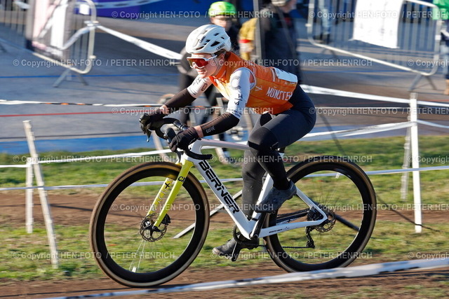 Cyclocross-Rennen | 28.12.2025 Radsport Darmstädter Cyclo-Cross-Rennen an der Radrennbahn zur Vorbereitung auf die DM Deutschen Meisterschaften in Bensheim (10./11.1.202&amp;) hier Frauen U23 Startnummer 21 Liv Hackbarth Sienna Garden Racing Women (Foto: Peter Henrich) - Realisiert mit Pictrs.com