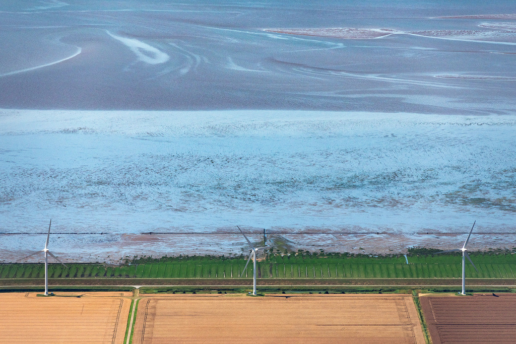 dr__0039128.jpg | FRIEDRICH-WILHELM-LüBKE-KOOG 23.07.2019 Windenergieanlagen ( WEA ) - Windrad- auf einem Feld in Friedrich-Wilhelm-Lübke-Koog im Bundesland Schleswig-Holstein, Deutschland. // Wind turbine windmills on a field in Friedrich-Wilhelm-Luebke-Koog in the state Schleswig-Holstein, Germany. Foto: Daniel Reiter