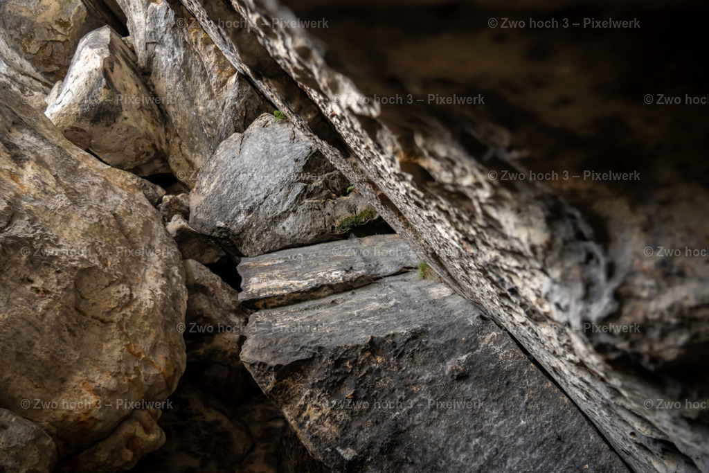 Frienstein_Idagrotte_Felswand_Felsspalt_Verwitterung | 2022-09-02_Waldbrandgebiete_2 - Realisiert mit Pictrs.com