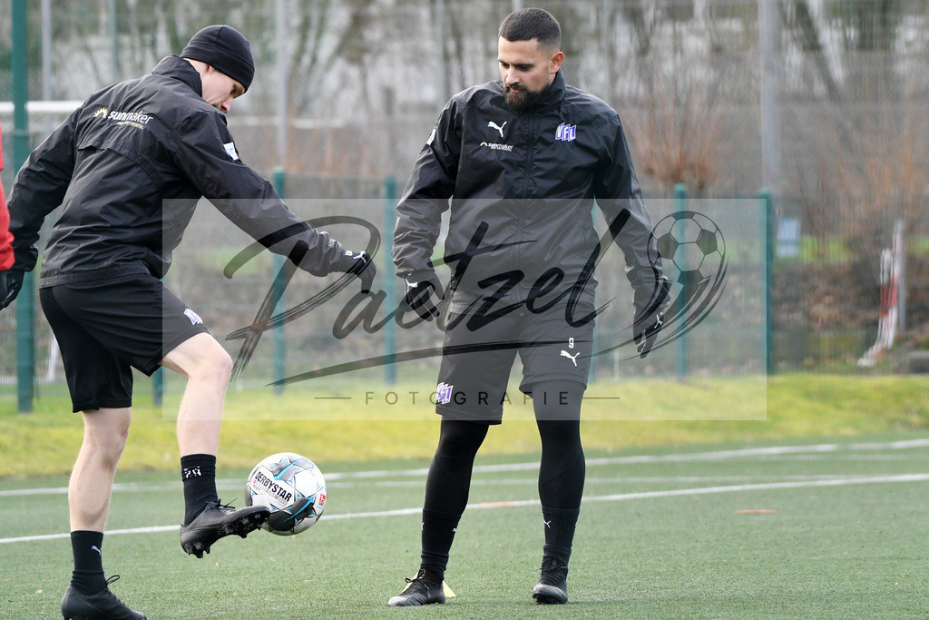 20200131_TRAOSN_0086 | Fußball, Herren: Bryan Henning (VfL Osnabrueck) und Marcos Alvarez (VfL Osnabrueck) schauen waehrend der Trainingseinheit des VfL Osnabrueck im Sportpark Illoshoehe am 31.01.2020 in Osnabrueck, Deutschland. - Realisiert mit Pictrs.com