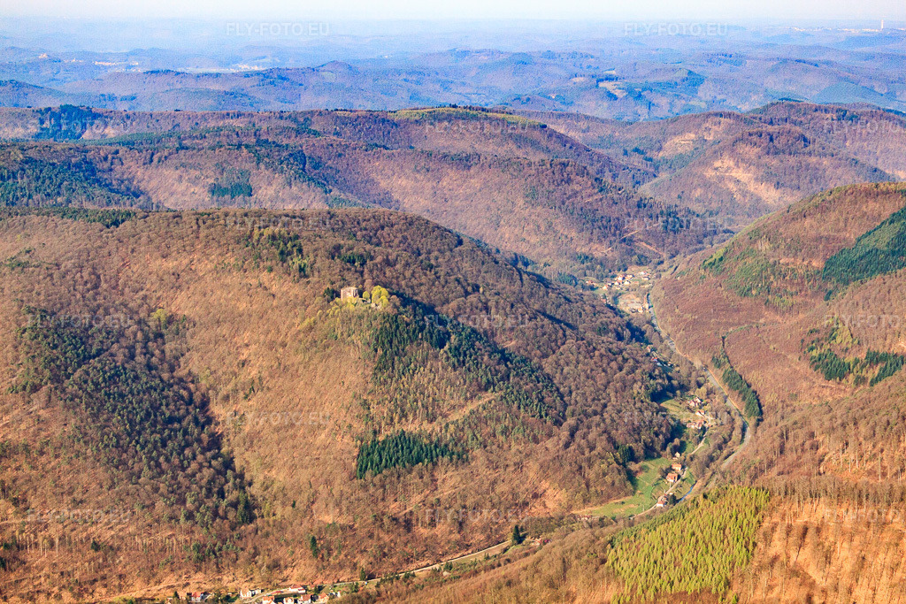 Vue aérienne: Château de la Wasenbourg au-dessus de la vallée de Falkensteinerbach à Niederbronn-les-Bains dans le département Bas Rhin, France – .Photo: IMG_63713.jpg prise le 30/03/2014 par Werner Riehm/FLY-FOTO.eu – Résolution de l'original: 4752 x 3168 px – Burg Wasenbourg