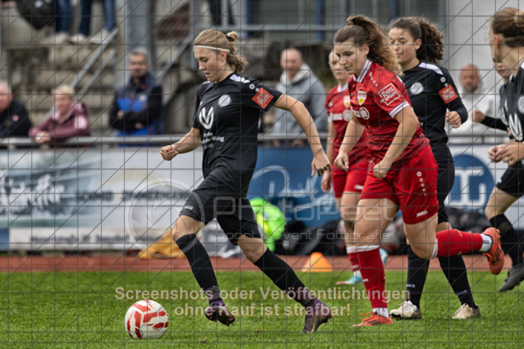 20251012_131542_0253-Bearbeitet | #,1.FC Donzdorf (schwarz) vs. VfB Stuttgart II (rot), Fussball, Frauen-Verbandsliga Württemberg, 05. Spieltag, Saison 2025/2026, Rasenplatz Lautertal Stadion, Süßener Straße 16, 73072 Donzdorf, 12.10.2025 - 13:00 Uhr,Foto: PhotoPeet-Sportfotografie/Peter Harich