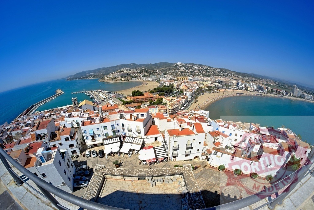 Peniscola cityscape overlooking the Mediterranean Sea in Spain from Papa Luna Castle | Aerial view of Peniscola, a touristic town on the coast of Valencia, Spain, showing the beach and port - Realisiert mit Pictrs.com