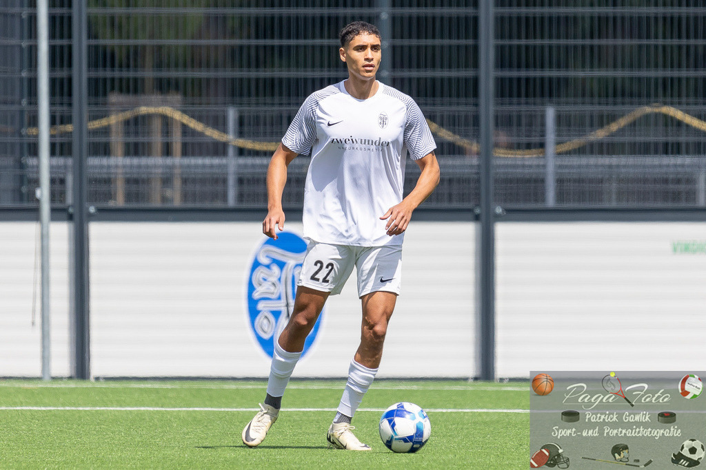 Testspiel: Spvgg. 03 Fechenheim - Türk Gücü Friedberg, 13.07.2024 | Ayew Moore (Spvgg. 03 Fechenheim #22) mit Ball, Freisteller, Portrait / Porträt, Spvgg. 03 Fechenheim - Türk Gücü Friedberg, Frankfurt am Main, Sportanlage Birsteiner Straße, 13.7.2024 - Realisiert mit Pictrs.com