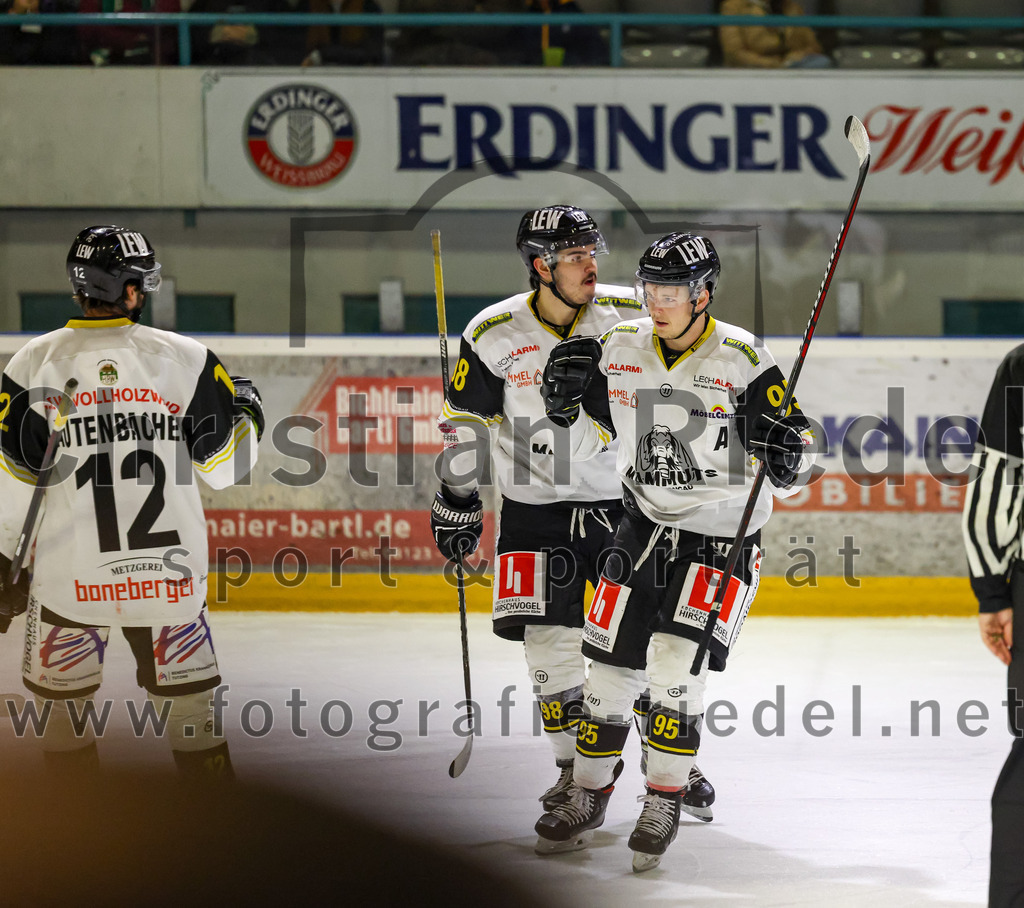 2023-11-17_022_TSV_Erding_gegen_EA_Schongau | Erding, Deutschland, 17.11.2023:
Eishockey, Bayernliga Vorrunde 2023 / 2024, 10. Spieltag, TSV Erding gegen EA Schongau, Endergebnis: 12:4

Jonas Lautenbacher (EA Schongau, #12), Philipp Keil (EA Schongau, #98), Florian Höfler (EA Schongau, #95)

Foto: Christian Riedel / fotografie-riedel.net