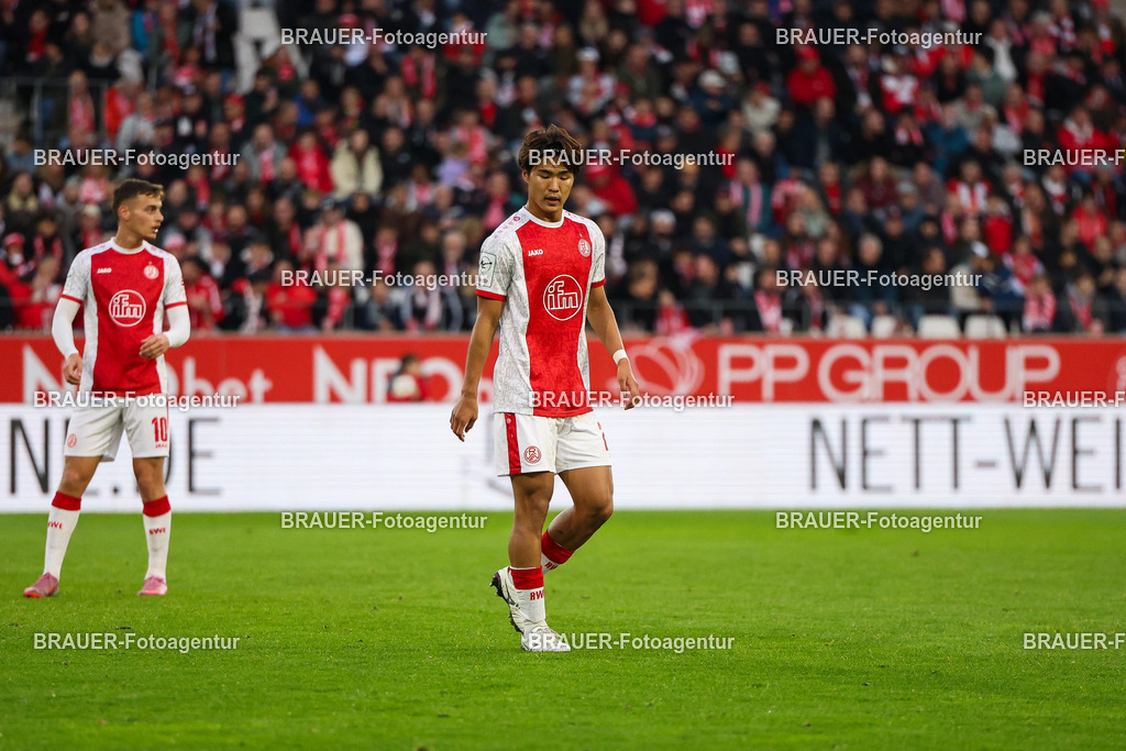 Rot-Weiss Essen - 1.Fc Schweinfurt | Essen, Deutschland, 02.11.2025 Kaito Mizuta  (Rot-Weiss Essen) schaut während des 3.Liga Spiels zwischen  Rot-Weiss Essen und 1.Fc Schweinfurt am 02.11.2025 im Stadion an der Hafenstraße in Essen. (Foto von Timo Bluhmki-Schmidt/Brauer Fotoagentur