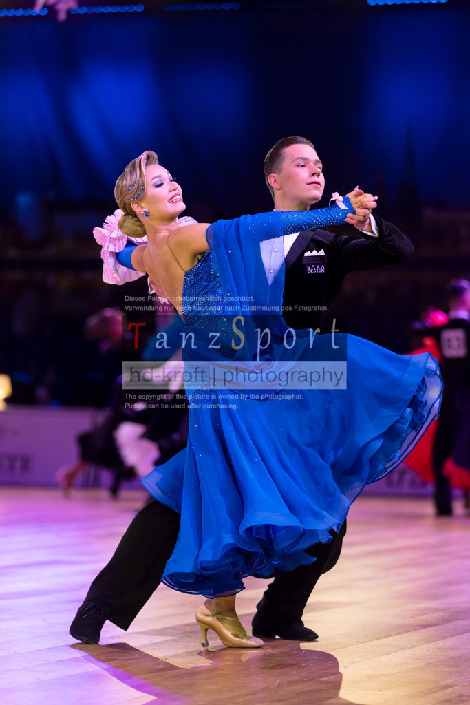 20241215_WDSF_Int_Open_Std-Riga-9110 | Tanzsportbilder, Standardtanz, Lateintanz, WDSF, DTV, LTVB, dancecomp, goc, hessen tanzt, blaues band der spree, walzer, tango, wiener walzer, slowfox, quickstepp, samba, rumba, cha-cha-cha, paso doble. jive, hd-kroft photography, turniertanzsport