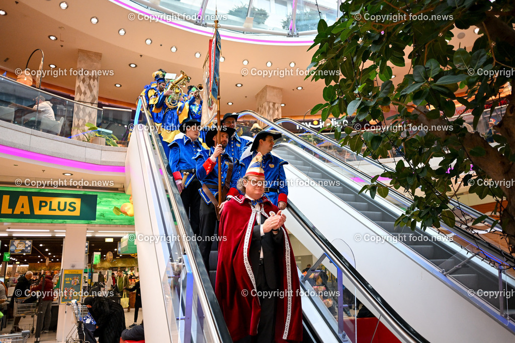 Faschingsumzug Bad Haller Carnevalclub_ 13.01.2024-2 | 13.01.2024, Linz, AUT, Lentia City, im Bild Faschingsumzug Bad Haller Carnevalclub, Fasching, Musik, Prinzenpaar