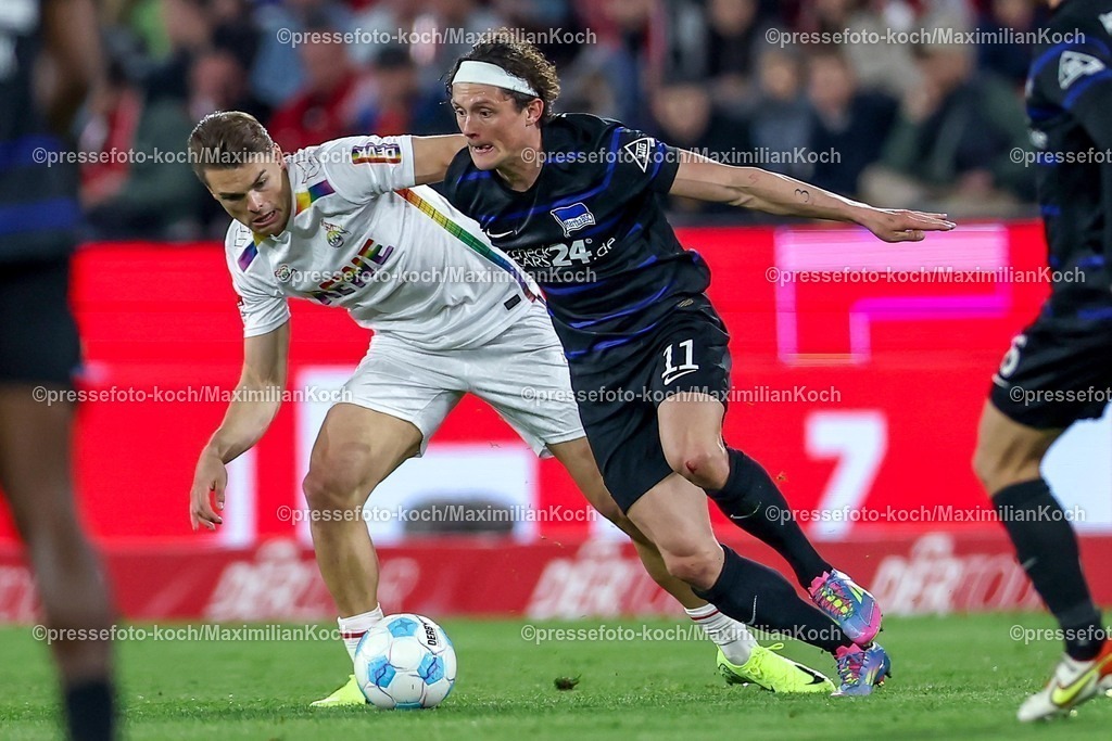 1FC05042501069 | 05.04.2025, Fußball, 1. FC Köln - Hertha BSC, 2.. Fußball Bundesliga, 28. Spieltag, RheinEnergie-STADION, Saison 2024 2025: Joel Schmied (FC Koeln #2) im Zweikampf gegen Fabian Reese (Hertha BSC #11) DFB regulations prohibit any use of photographs as image sequences and or quasi-video.