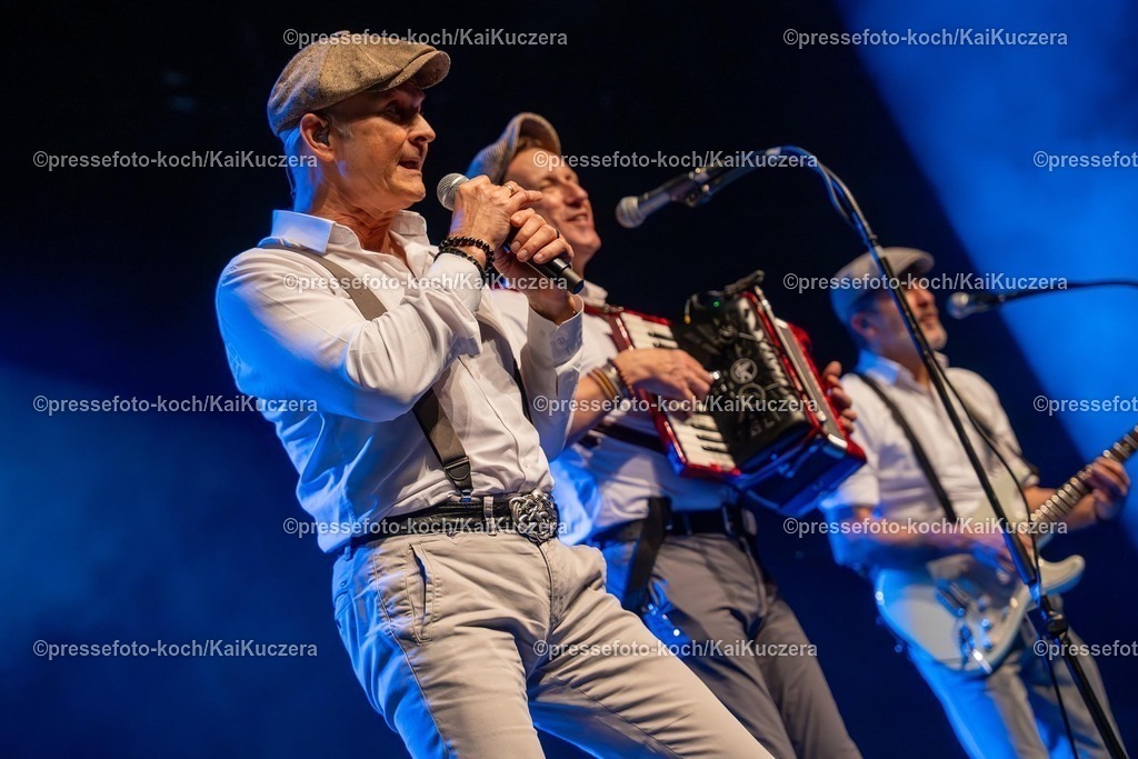 KKU25012501177 | 25.01.2025, xkkux, Düsseldorf, Karnevalsveranstaltung - Die Lachende in der Mitsubishi Electric HALLE. Die Band Klüngelköpp performt bei Ihrem Auftritt. Im Bild Frank Reudenbach