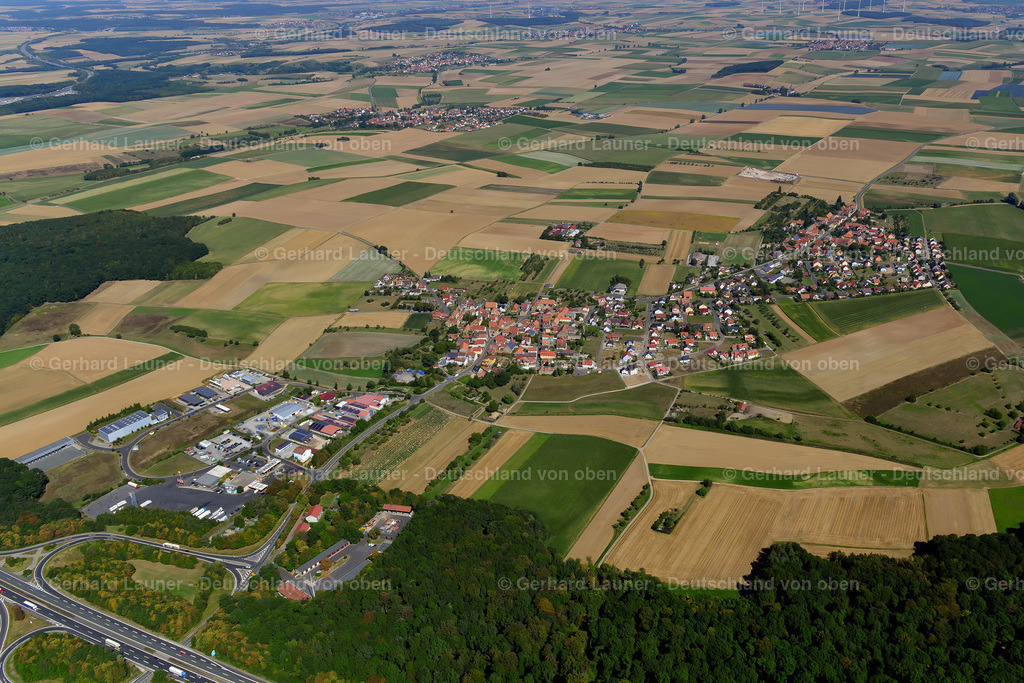 3650253 | ERBSHAUSEN-SULZWIESEN 31.08.2016 Stadtansicht vom Stadtrand angrenzend an landwirtschaftliche Feldern  in Erbshausen-Sulzwiesen im Bundesland Bayern, Deutschland // City view from the outskirts with adjacent agricultural fields  in Erbshausen-Sulzwiesen in the state Bavaria, Germany Foto: Gerhard Launer