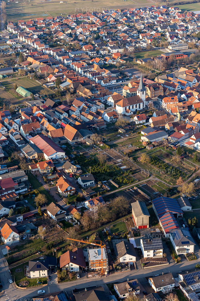 Luftbild: Kirchengebäude im Dorfkern in Ottersheim bei Landau im Bundesland Rheinland-Pfalz in Deutschland. Foto: IMG_126114.jpg vom 07.03.2021 durch Werner Riehm/FLY-FOTO.de
