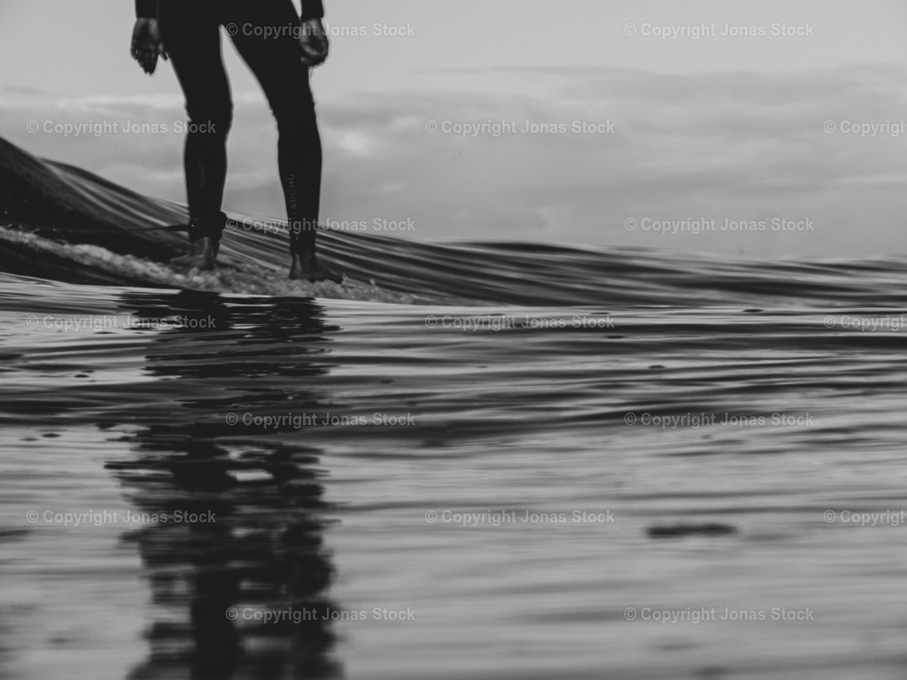 Low Rider | Watershot of my friend on his longboard.  - Realisiert mit Pictrs.com