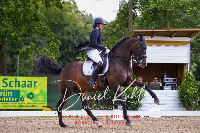 DKP41368 | Turnierfotos kaufen im Webshop von Daniel Kuhl Photography – entdecke professionelle Reitsportfotos aus Turnieren & Events. Hochwertige Turnierbilder online bestellen & sichern. Jetzt Fotos von Reitsportturnieren kaufen!