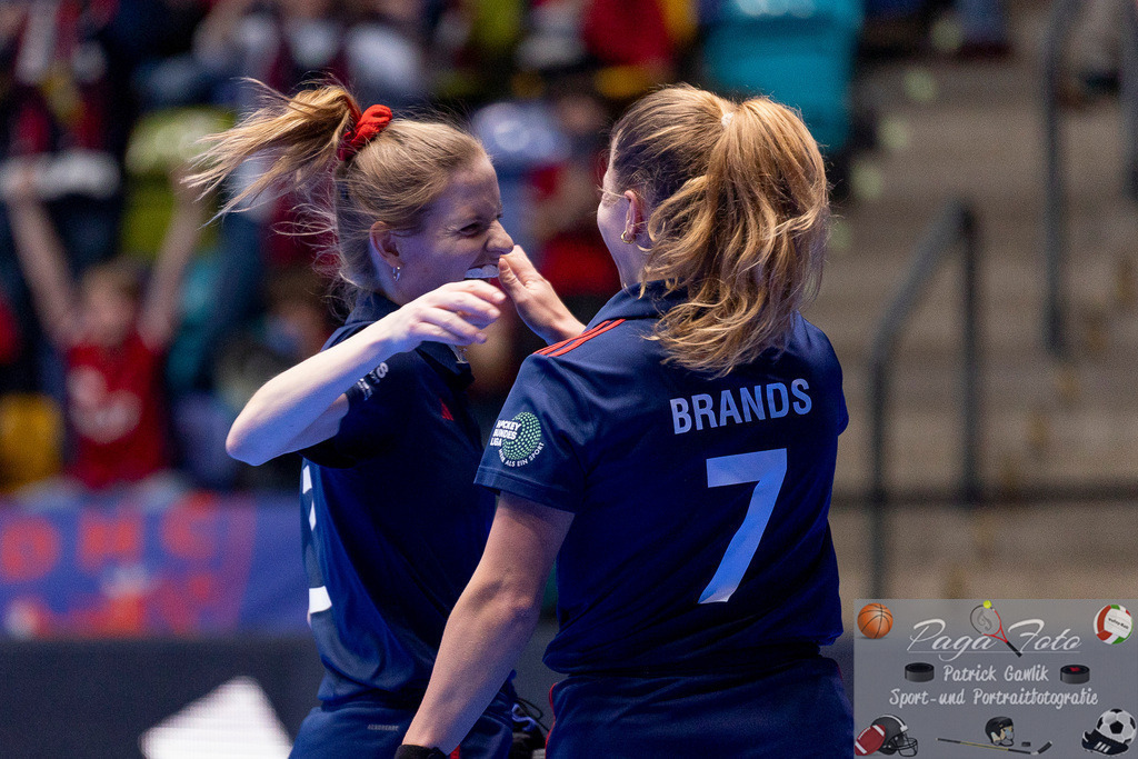 Volvo E.R.B. Final 4 Halbfinale Frauen: Mannheimer HC - Düsseldorfer HC, 25.01.2025 | Annika Marie Spink (Düsseldorfer HC #3) &amp; Mabel Brands (Düsseldorfer HC #7) feiern ein Tor, einen Treffer, Mannheimer HC - Düsseldorfer HC, Frankfurt, Süwag Arena, 25.1.2025 - Realisiert mit Pictrs.com