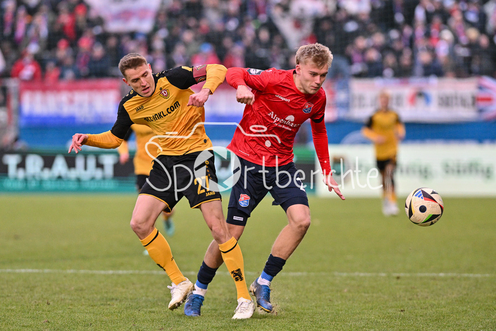 SpVgg Unterhaching - Dynamo Dresden | im Duell Niklas HAUPTMANN (Dynamo Dresden 27) und Tim HOOPS (UHG #27) / Zweikampf / 3. Liga: SpVgg Unterhaching - Dynamo Dresden, Uhlsportpark am 21.12.2024