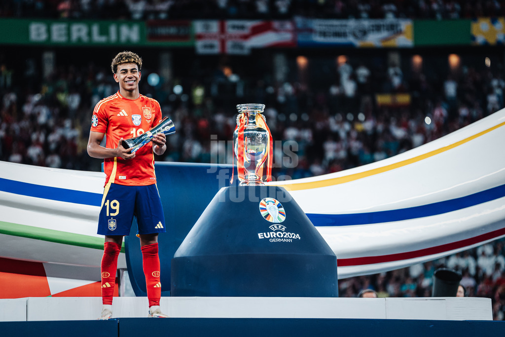 Fußball | Herren | UEFA-Fußball-Europameisterschaft 2024 | Finale | Spanien vs. England | 14.07.2024 | Lamine Yamal (#19, Spanien) nimmt den Young Player of the Tournament Award entgegen