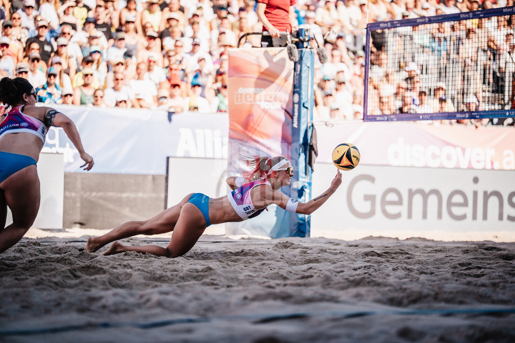 Beachvolleyball | Frauen | Finale |Deutsche Meisterschaften 2025 Timmendorfer Strand | 07.09.2025 | Sandra Ittlinger springt zum Ball