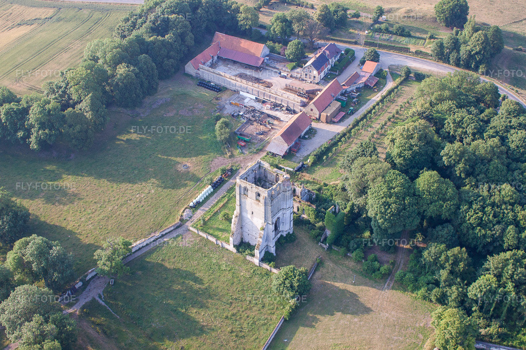 Luftbild: Schloß- Turm am Schloss Tour de l'Abbaye de Watten in Watten im Bundesland Nord in Frankreich. Foto: IMG_58906.jpg vom 22.07.2013 durch Werner Riehm/FLY-FOTO.de