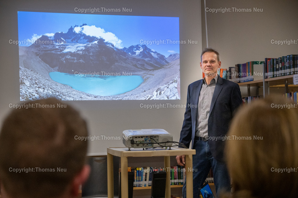 DSC_2359 | Goethe-Gymnasium Bensheim, Diwan-Gespräch "Die Anden auf dem Rad erleben – Radtour der Extreme" mit Markus Wolter in der Bibliothek des GoetheBild: Thomas Neu