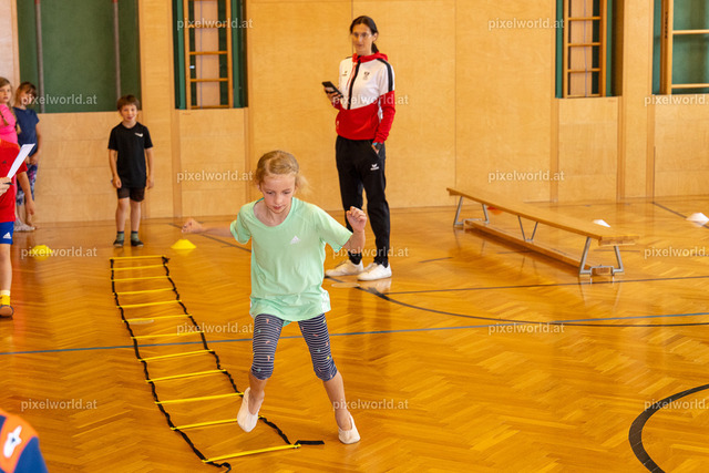 Sport in der Volksschule mit Sabrina Wrann | Bildershop von pixelworld.at - Realisiert mit Pictrs.com