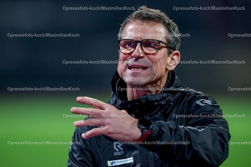 FKo26022601098 | 26.02.2026, Fußball, Landespokal Mittelrhein, SC Fortuna Köln - TSV Alemannia Aachen, Südstadion, Viertelfinale Bitburger-Pokal, Saison 2025 2026: Chefrainer Matthias Mink (Fortuna Köln) gestikulierend am Spielfeldrand   DFB regulations prohibit any use of photographs as image sequences and or quasi-video.