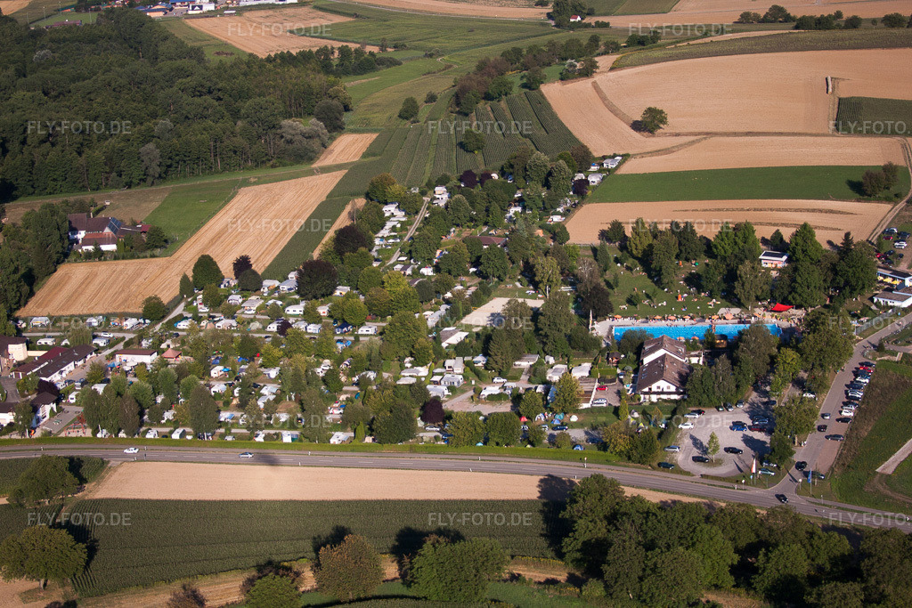 Luftbild: Wohnwagen und Zelte- Campingplatz - und Zeltplatz Oase mit Schwimmbad in Ettenheim im Bundesland Baden-Württemberg in Deutschland. Foto: IMG_59455.jpg vom 16.08.2013 durch Werner Riehm/FLY-FOTO.de