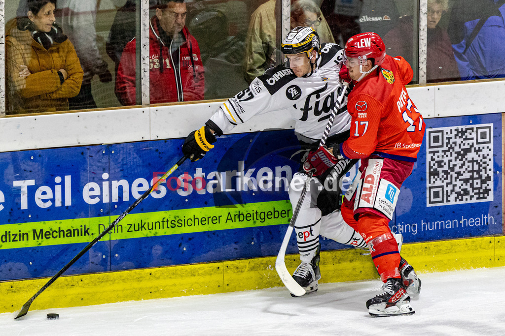 EC Peiting vs EV Füssen | Eishockey Oberliga Süd 2023/2024, EC Peiting vs EV Füssen,
Kampf um den Puck Manuel MALZER (EVF 57) und Samuel PAYEUR (ECP 17),
2023-10-29 in Peiting (Eisstadion)
57 Manuel MALZER (EVF 57), 17 Samuel PAYEUR (ECP 17)
Copyright: WolfgangxLindner sportworld