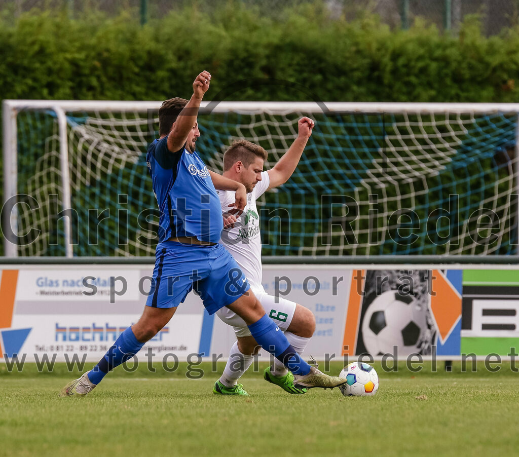 2023-10-14_079_FC_Langengeisling_gegen_TSV_Siegsdorf | Erding, Deutschland, 14.10.2023:
Fußball, Bezirksliga Oberbayern Ost 2023 / 2024, 13. Spieltag, FC Langengeisling gegen TSV Siegsdorf, Endergebnis: 3:0

Florian Rupprecht (FC Langengeisling, #11), Josef Wittmann (TSV Siegsdorf, #6)

Foto: Christian Riedel / fotografie-riedel.net