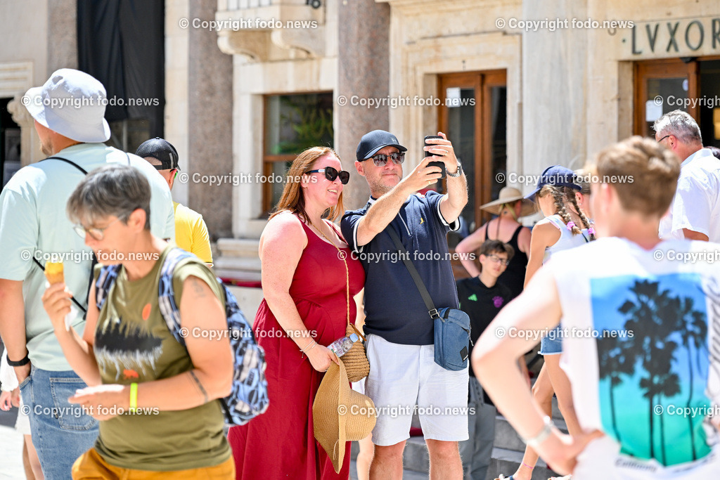 Kroatien_ Split_ 21.07.2025-158 | 21.07.2025, Kroatien, HRV, Split, im Bild Themenbild, Stadtansichten, Touristen, Tourismus, Selfie, Foto, Feature, SymbolbildSplit zweitgroesste Stadt Kroatiens. Die Stadt ist Verwaltungssitz der Gespanschaft Split-Dalmatien 