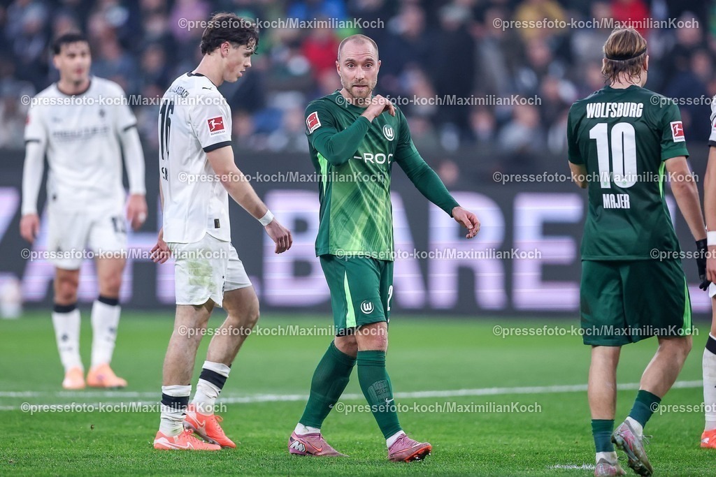 BMG13122502066 | 13.12.2025, Fußball, Borussia Mönchengladbach - VfL Wolfsburg, 1. Fußball Bundesliga, 14.Spieltag, Borussia-Park, Saison 2025 2026: Philipp Sander&nbsp;(Borussia Mönchengladbach #16) neben Christian Eriksen&nbsp;(VfL Wolfsburg #24)  DFB regulations prohibit any use of photographs as image sequences and or quasi-video.