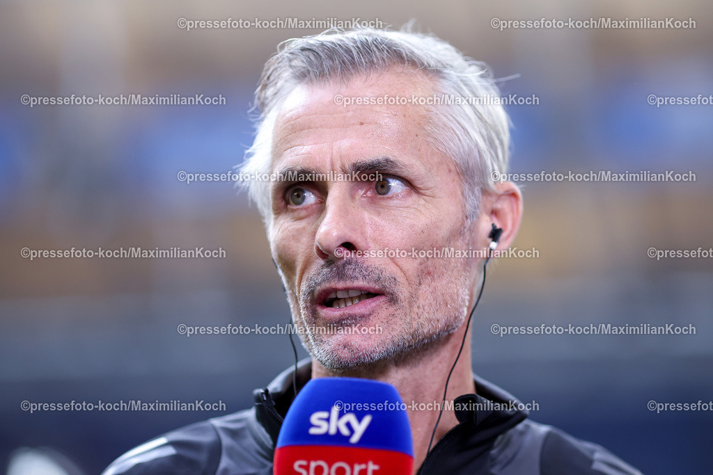 Schalke26102402083 | 26.10.2024, Fußball, FC Schalke 04 - SpVgg Greuther Fürth, 2. Fußball Bundesliga, Veltins-Arena Gelsenkirchen, Saison 2024 2025: Trainer Kees van Wonderen (Cheftrainer Schalke04) Mimik verwundert verärgert enttäuschtDFB regulations prohibit any use of photographs as image sequences and or quasi-video.