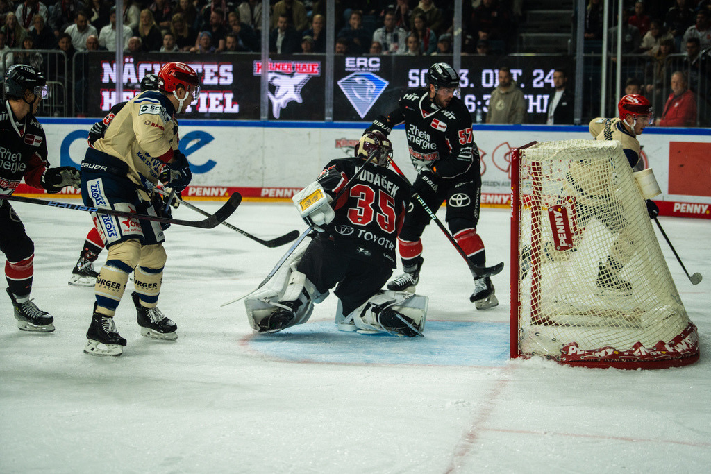 DEL, Deutsche Eishockey Liga Saison 2024/25, 8. Spieltag: Kölner Haie gegen Schwenninger Wild Wings | 11.10.2024, DEL, Deutsche Eishockey Liga Saison 2024/25, 8. Spieltag: Kölner Haie gegen Schwenninger Wild WingsBild: Julius Hudacek (35, Köln) Abwehrarbeit im Tor - Realisiert mit Pictrs.com