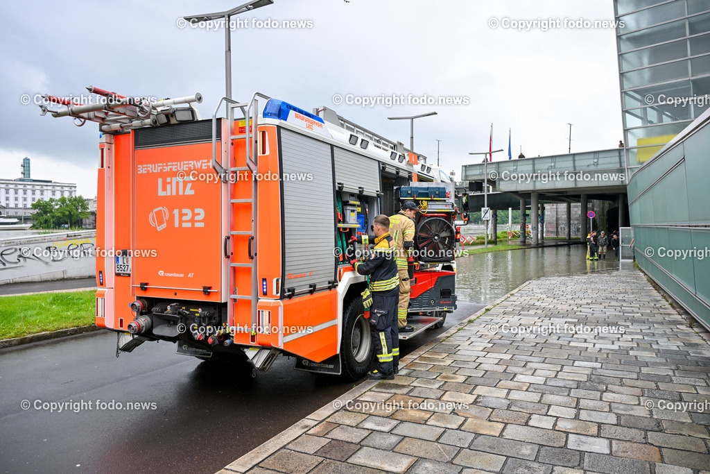 Linz_ Urfahr_ Donau_ Hochwasser_ 04.06.2024-58 | 04.06.2024, Linz, AUT, Urfahr, Hochwasser, im Bild Donau, Donaulaende Linz Urfahr, AEC, Neues Rathaus, Unterfuehrung, Berufsfeuerwehr Linz