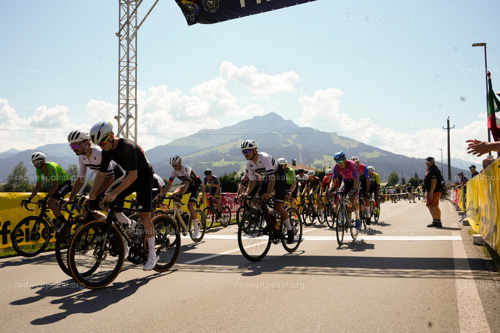 130_20230817_Bewerb_Maenner_Muehlanger | AUT - OESTERREICH, 2023-08-16: SPORT RENNRAD-FAHREN - 55. INTERNATIONALER RADWELTPOKAL IN ST. JOHANN IN TIROL  - Vintage-Radrennen mit WM-Bronze-Medaillen-Siegerin Christina Schweinberger, den Teilnehmer und Alexander Baumann (vom Orginastions-Team) - TAG 2 BEWERB MAENNER IN SECHS GRUPPEN  ; Foto: Roland Muehlanger