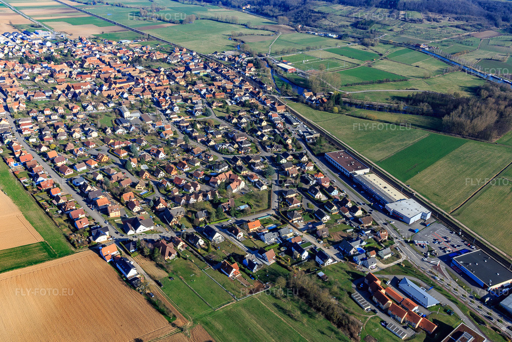 Vue aérienne: Vue de la ville depuis l'ouest à Schwindratzheim dans le département Bas Rhin, France.Photo: IMG_097587.jpg prise le 16/03/2017 par Werner Riehm/FLY-FOTO.euRésolution de l'original: 5322 x 3548 px