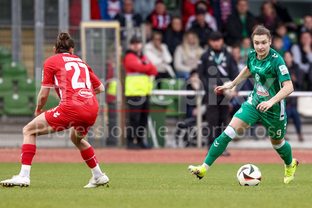 Fussball, Google Pixel Frauen-Bundesliga, SV Werder Bremen - 1. FC Köln | v.li.: Laura Feiersinger (1. FC Köln, 27) und Sophie Weidauer (SV Werder Bremen, 9) am Ball, Einzelbild, Ganzkörper, Aktion, Action, Spielszene, DIE DFB-RICHTLINIEN UNTERSAGEN JEGLICHE NUTZUNG VON FOTOS ALS SEQUENZBILDER UND/ODER VIDEOÄHNLICHE FOTOSTRECKEN. DFB REGULATIONS PROHIBIT ANY USE OF PHOTOGRAPHS AS IMAGE SEQUENCES AND/OR QUASI-VIDEO.
