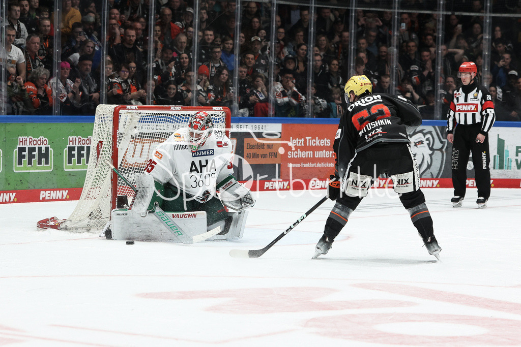 Löwen Frankfurt - Augsburger Panther | Markus KELLER (AEV #35) haelt den Penalty von Maksim MATUSHKIN (FRA #52)