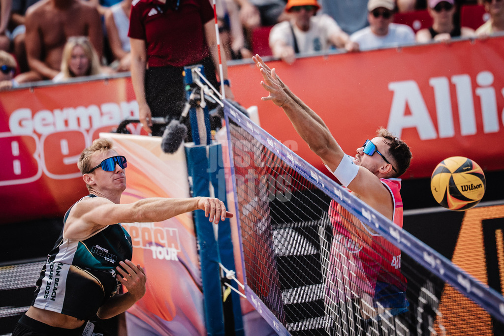 Beachvolleyball | Männer | Allianz German Beach Tour 2025 | Tourstop Berlin | 17.08.2025 | v.l. Jonas Reinhardt beim Angriff gegen Jonas Sagstetter