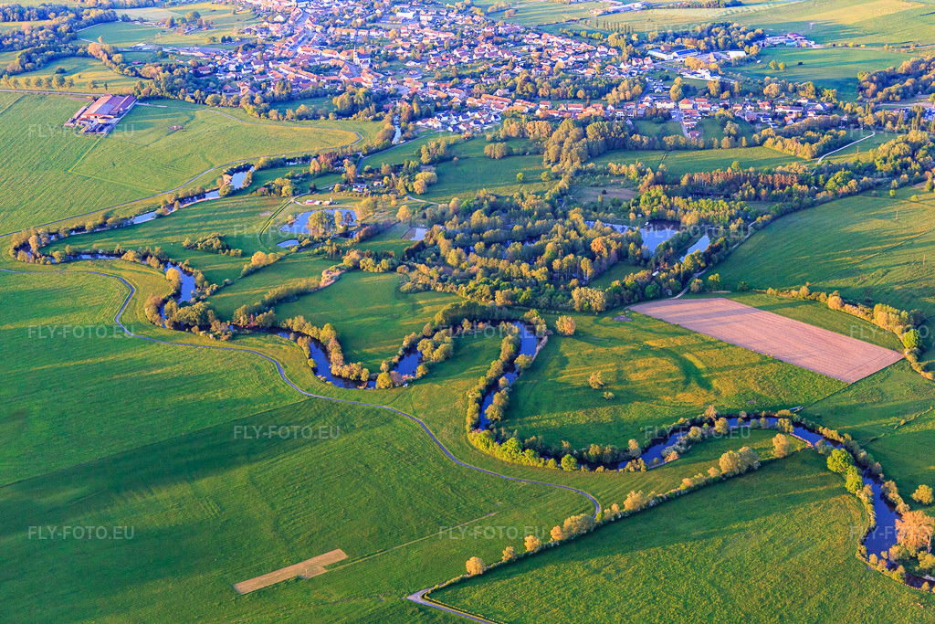 Vue aérienne: Cours sinueux de la rivière Sarre à Keskastel dans le département Bas Rhin, France. Photo: IMG_146207.jpg prise le 01/05/2025 par Werner Riehm/FLY-FOTO.euRésolution de l'original: 5472 x 3648 px